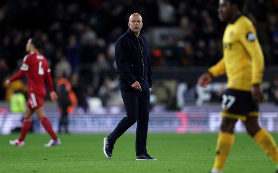 HLV Arne Slot công khai chỉ trích lối chơi bóng hiện đại tại Ngoại hạng Anh